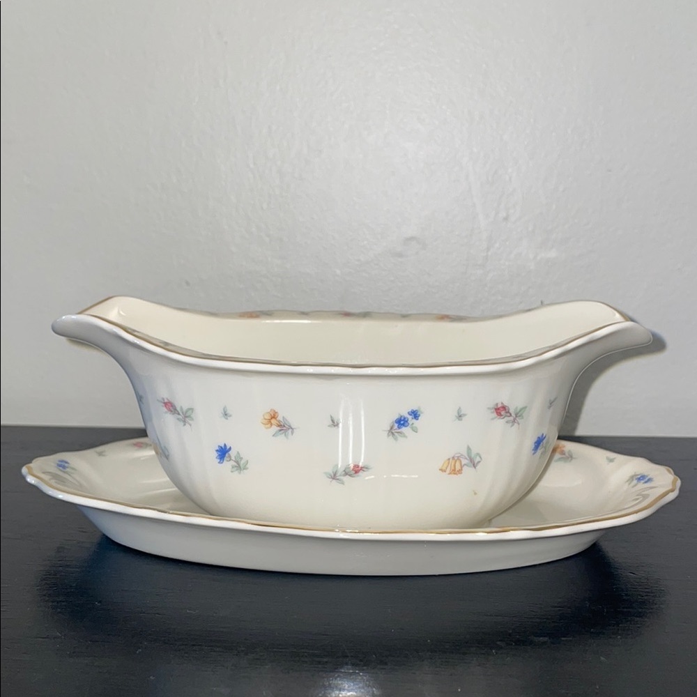 Syracuse China Suzanne gravy boat w an attached underplate. Vintage. 40’s-70’s‎